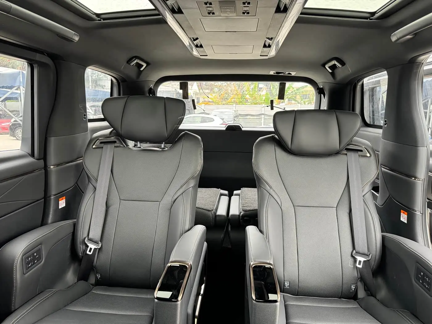 Toyota Alphard 2025 — Фото 8/9