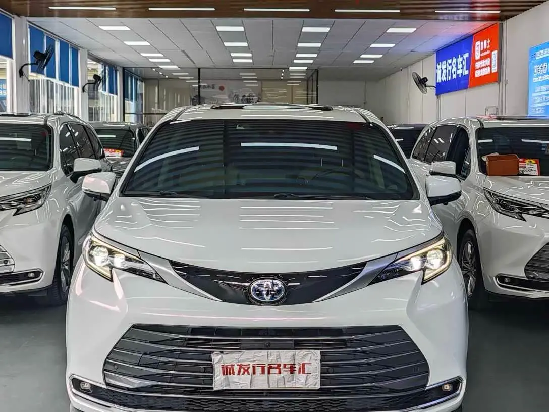 Toyota Sienna 2023 — Photo 2/20