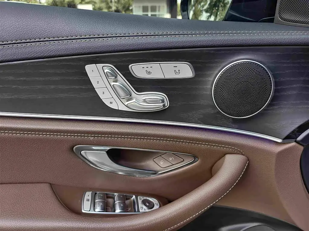 Mercedes-Benz E-Class 2021 — Photo 6/17