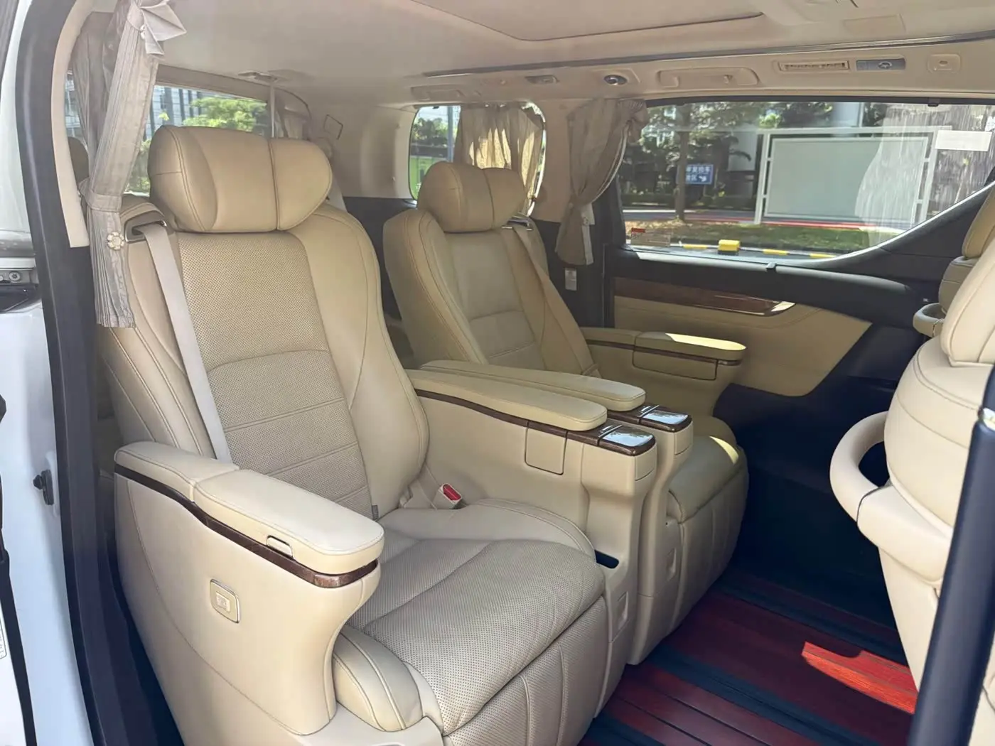 Toyota Alphard 2018 — Photo 15/18