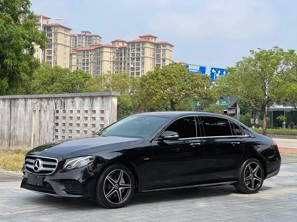 Mercedes-Benz E-Class 2020 — Photo 1/9
