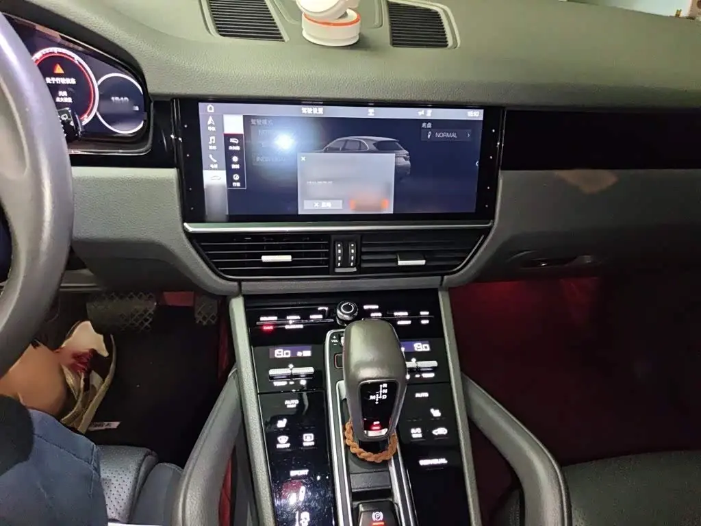 Porsche Cayenne 2018 — Photo 6/20