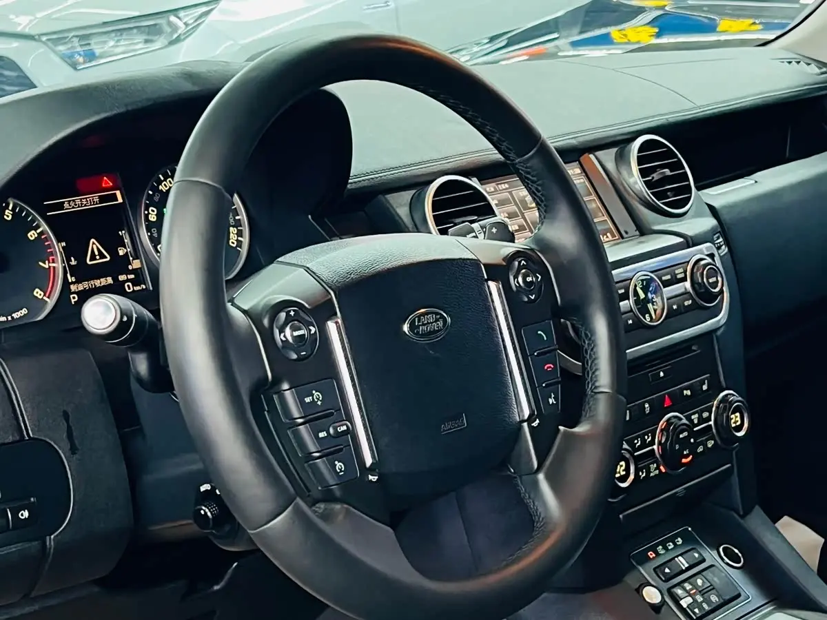 Land Rover Discovery 2016 — Photo 18/20
