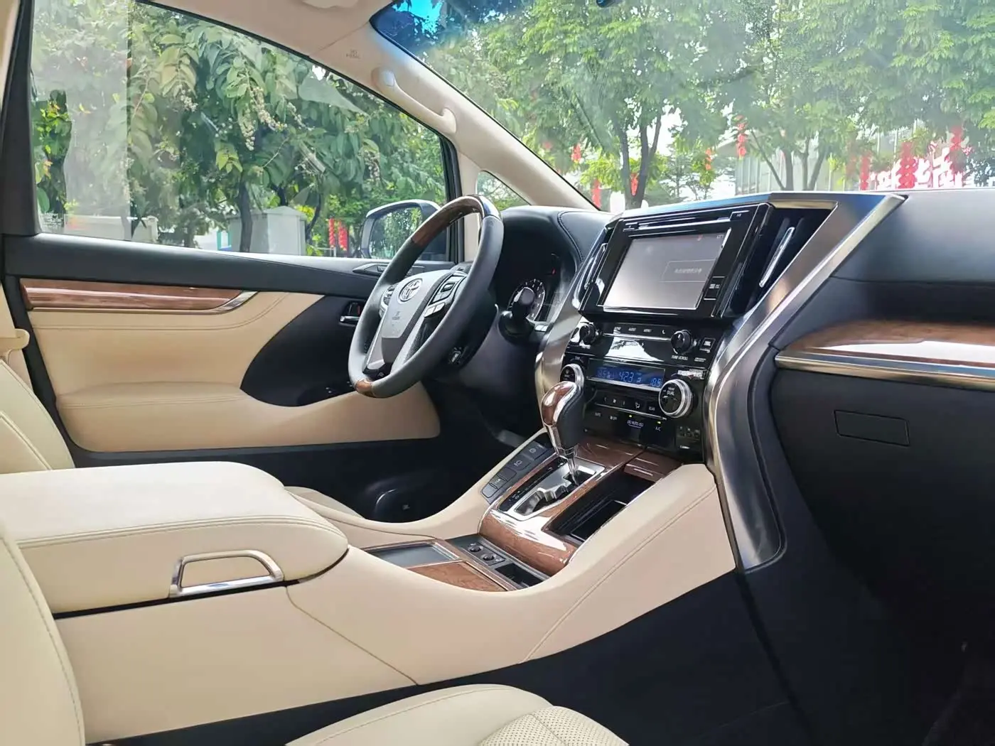 Toyota Alphard 2016 — Photo 16/20