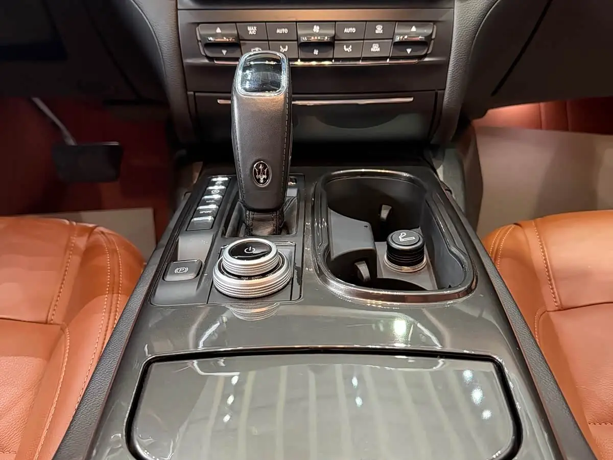 Maserati Ghibli 2021 — Фото 10/20