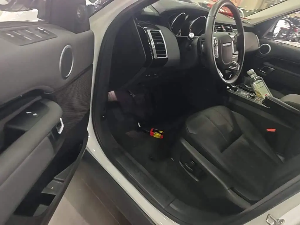 Land Rover Discovery 2019 — Photo 16/20