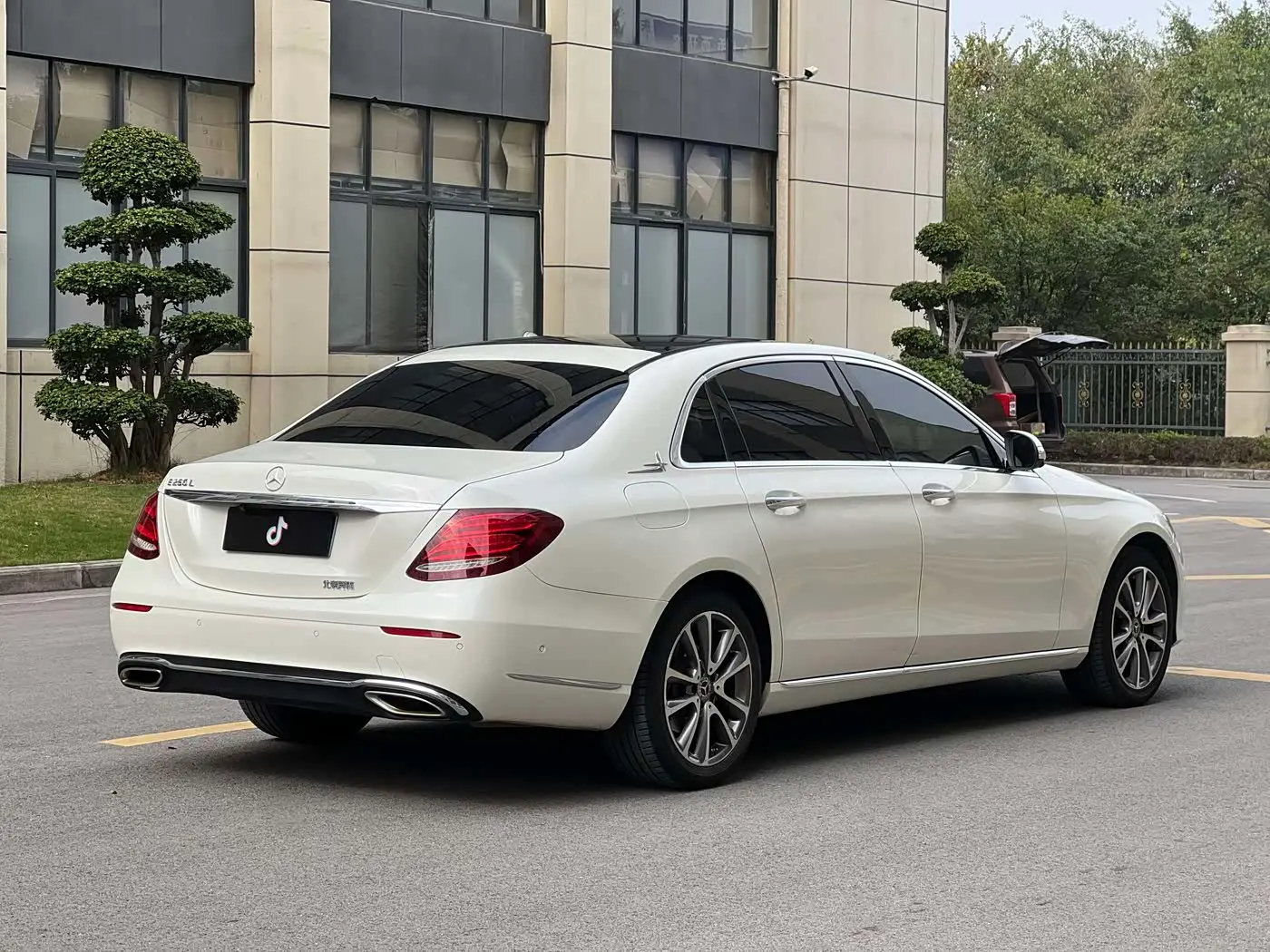 Mercedes-Benz E-Class 2020 — Фото 19/20