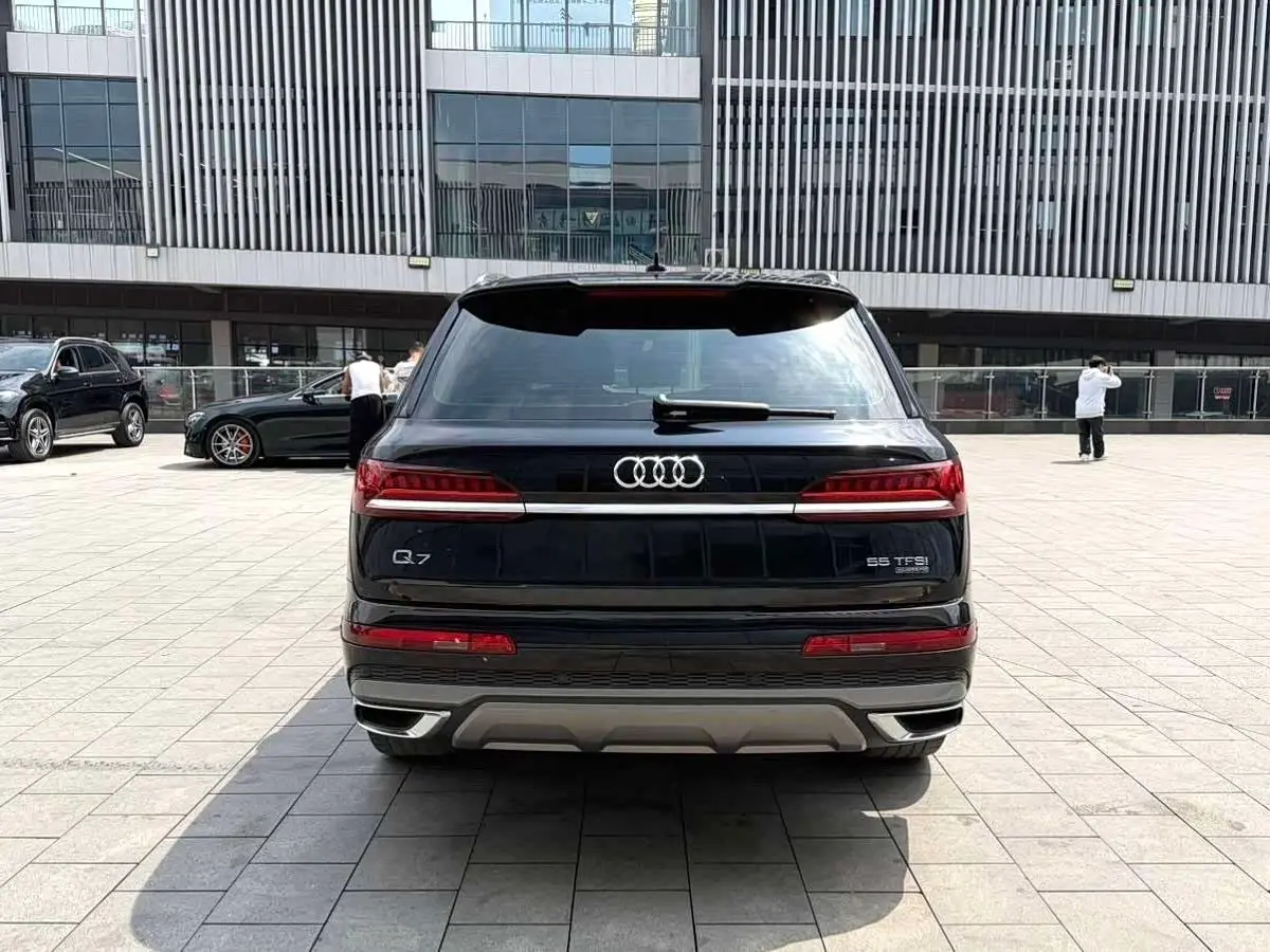 Audi Q7 2021 — Photo 17/18