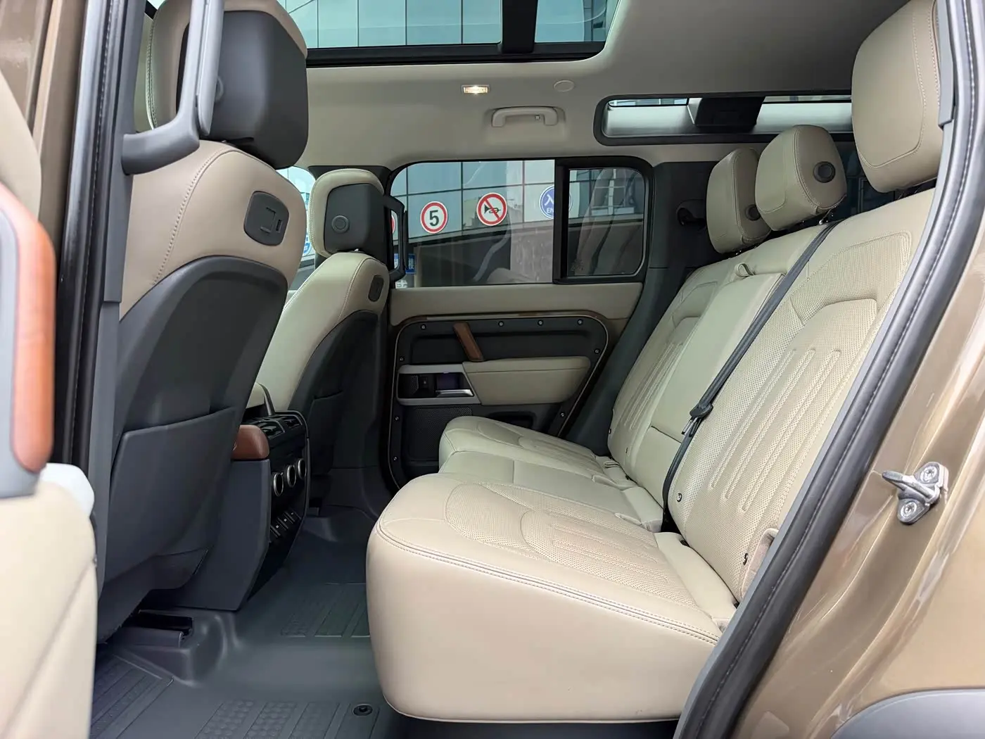 Land Rover Defender 2022 — Photo 4/14