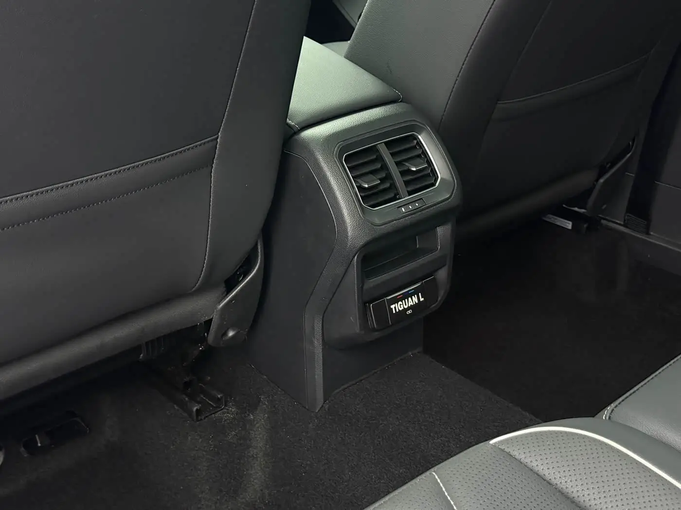Volkswagen Tiguan L 2023 — Photo 15/20