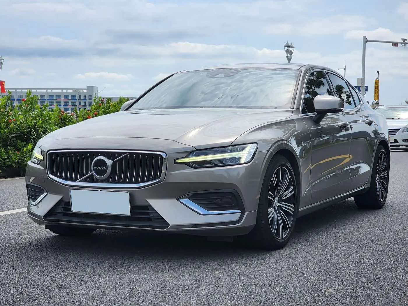 Volvo S60 2022 — Фото 1/18