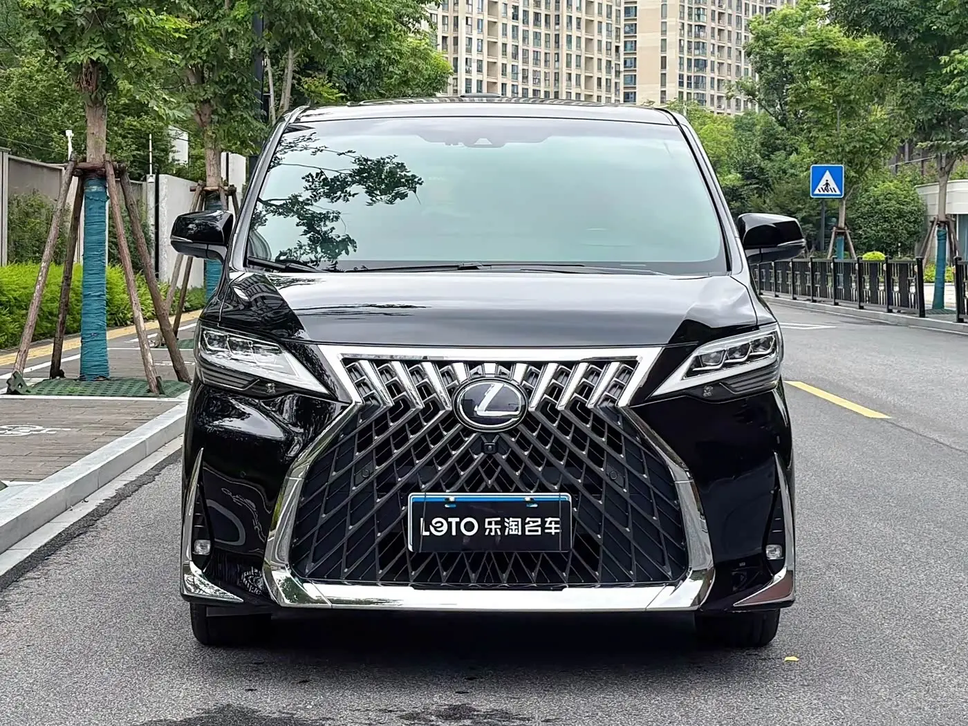 Lexus LM 2022 — Photo 2/9