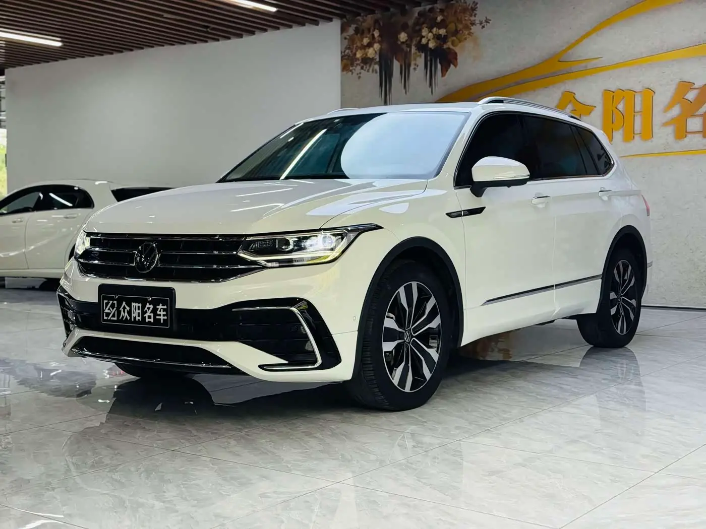 Volkswagen Tiguan L 2024 — Фото 1/20