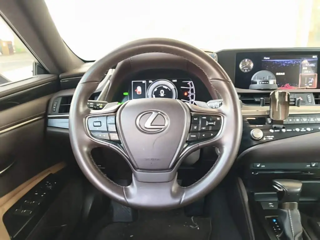 Lexus ES 2020 — Photo 11/20