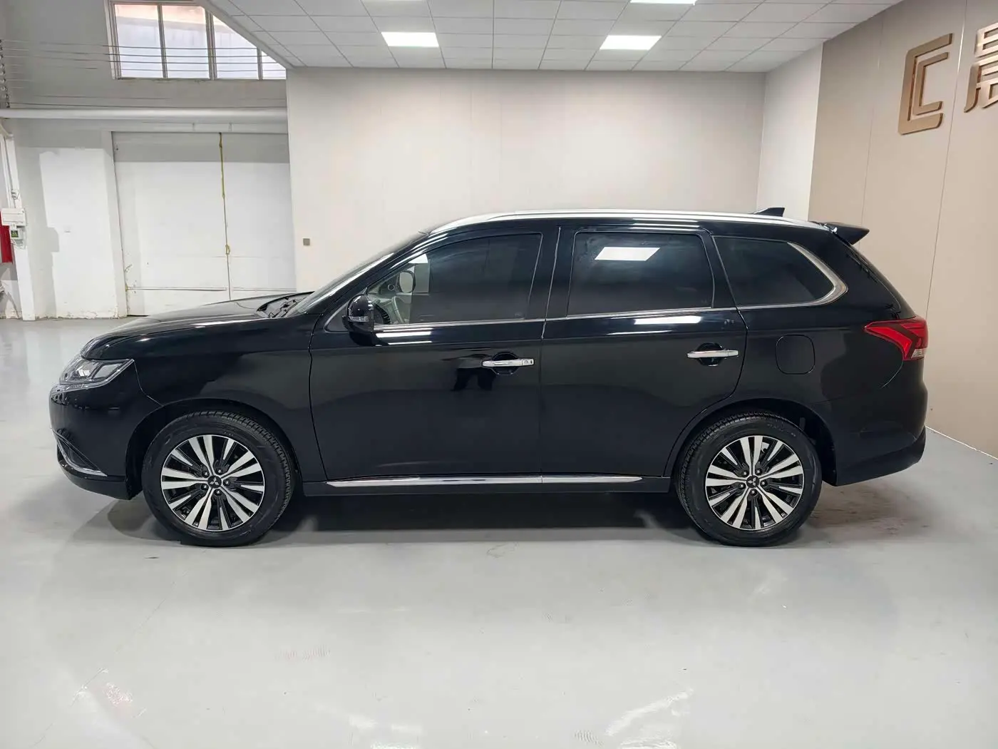Mitsubishi Outlander 2021 — Photo 7/17