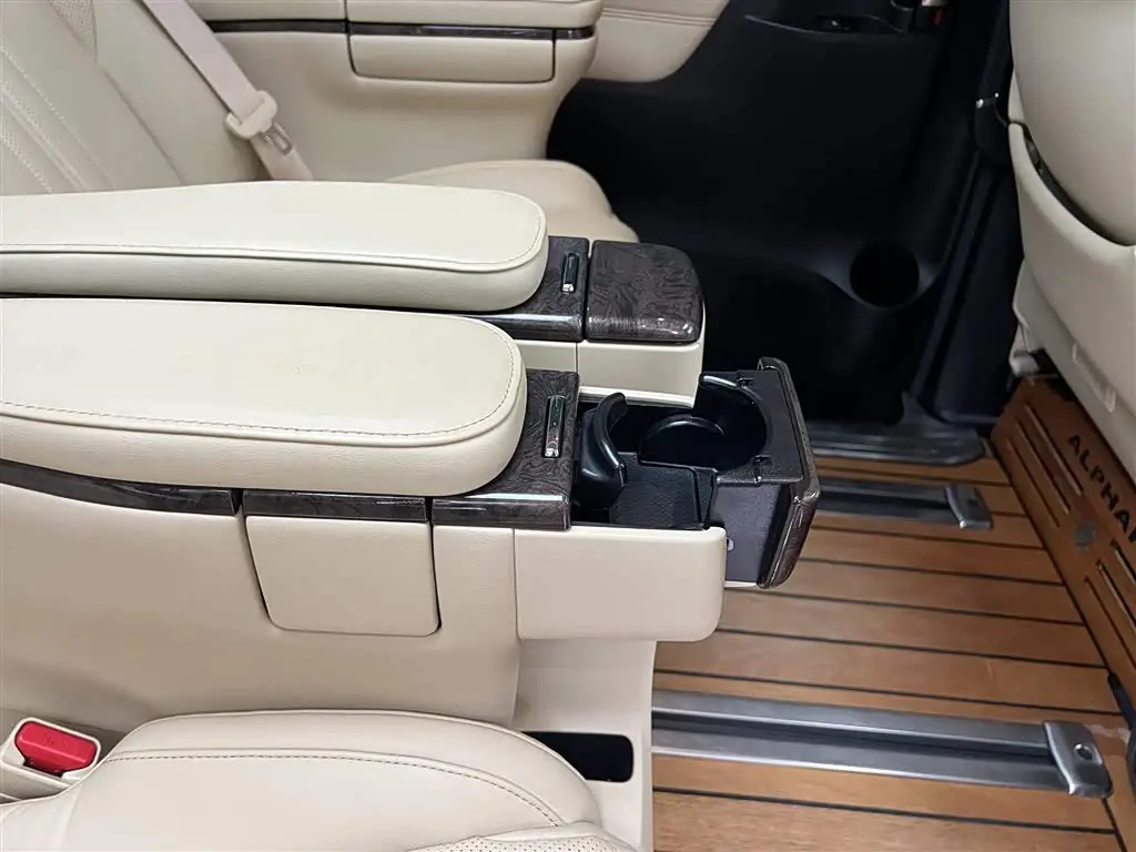 Toyota Alphard 2020 — Photo 10/20