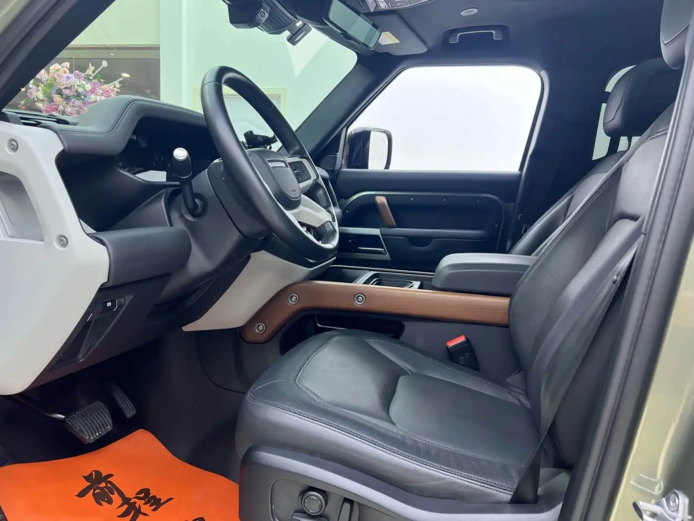 Land Rover Defender 2023 — Photo 10/20