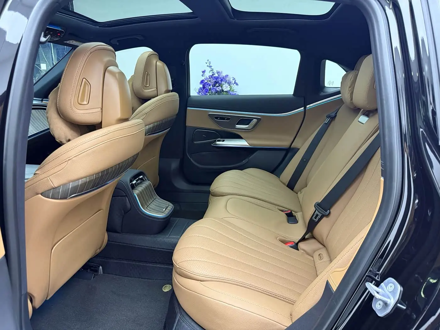 Mercedes-Benz E-Class 2024 — Photo 13/17