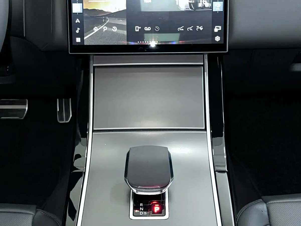 Land Rover Range Rover Velar 2024 — Фото 11/17