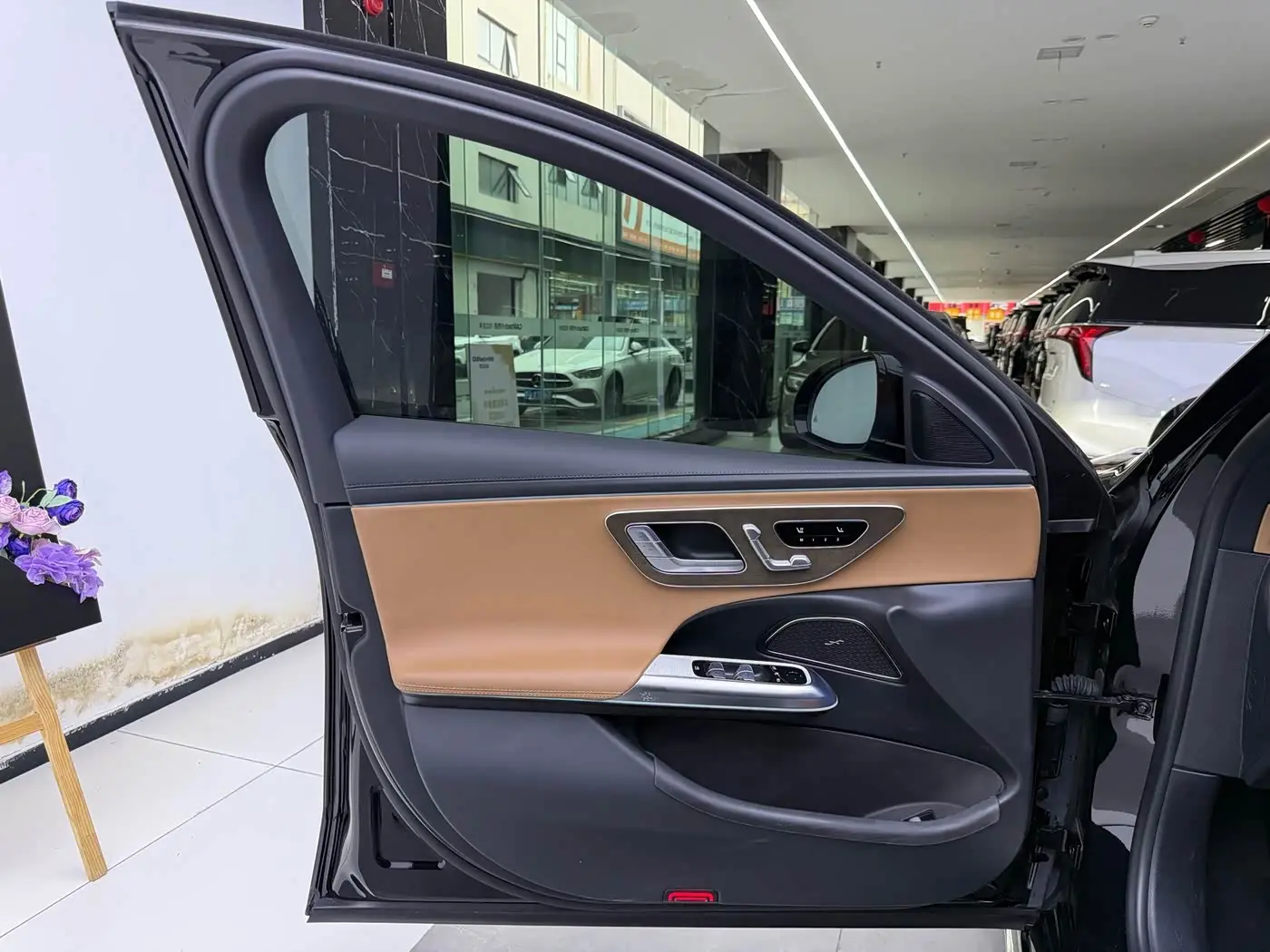 Mercedes-Benz E-Class 2024 — Photo 8/17