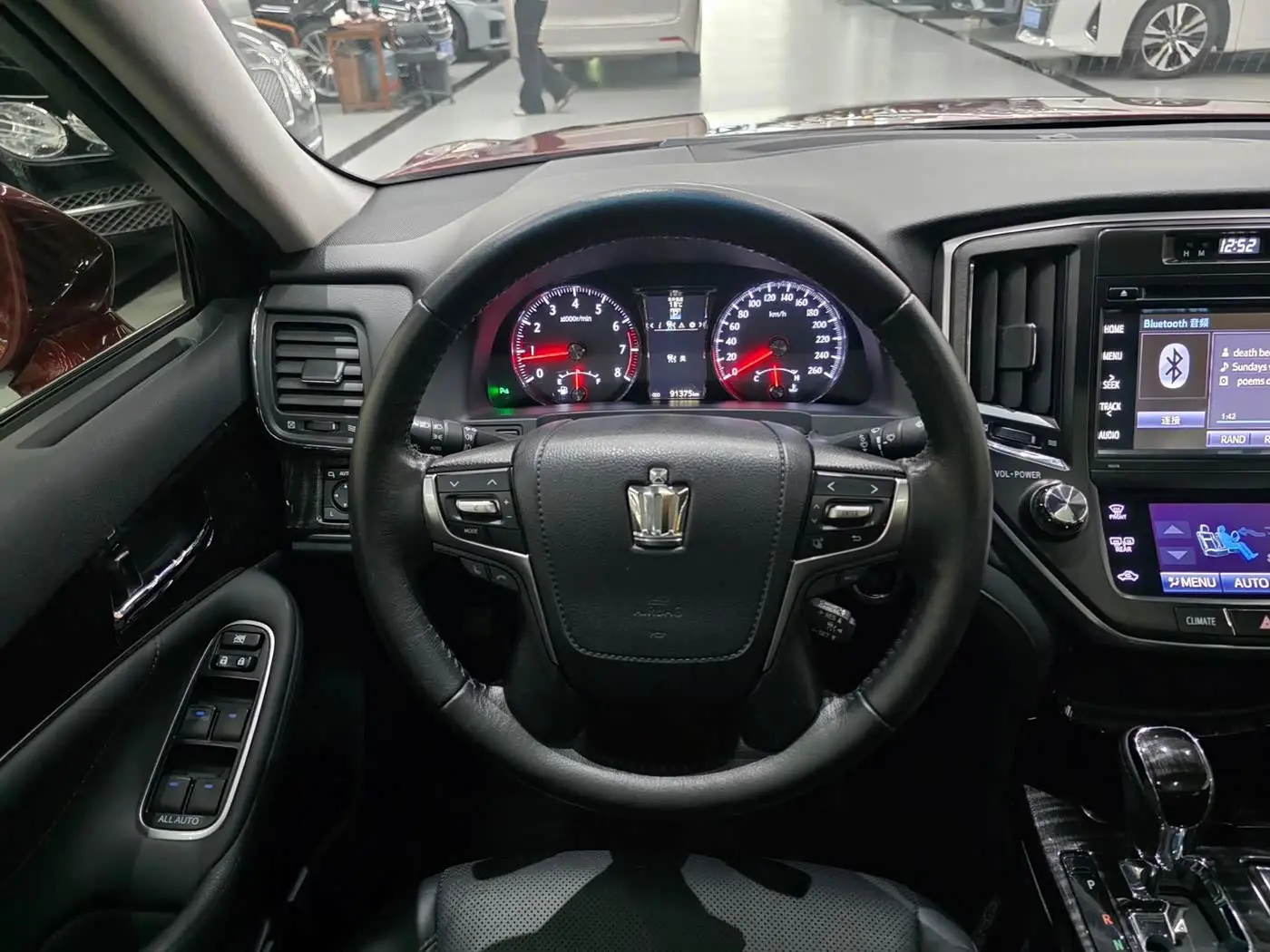 Toyota Crown 2015 — Şəkil 14/15