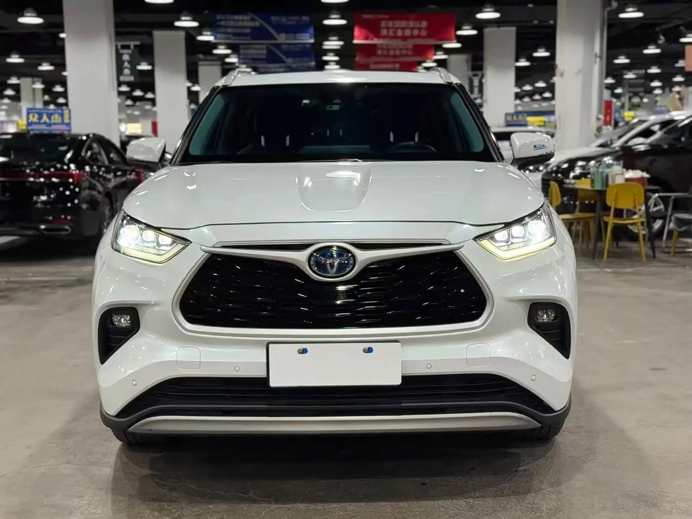 Toyota Highlander 2023 — ფოტო 1/9