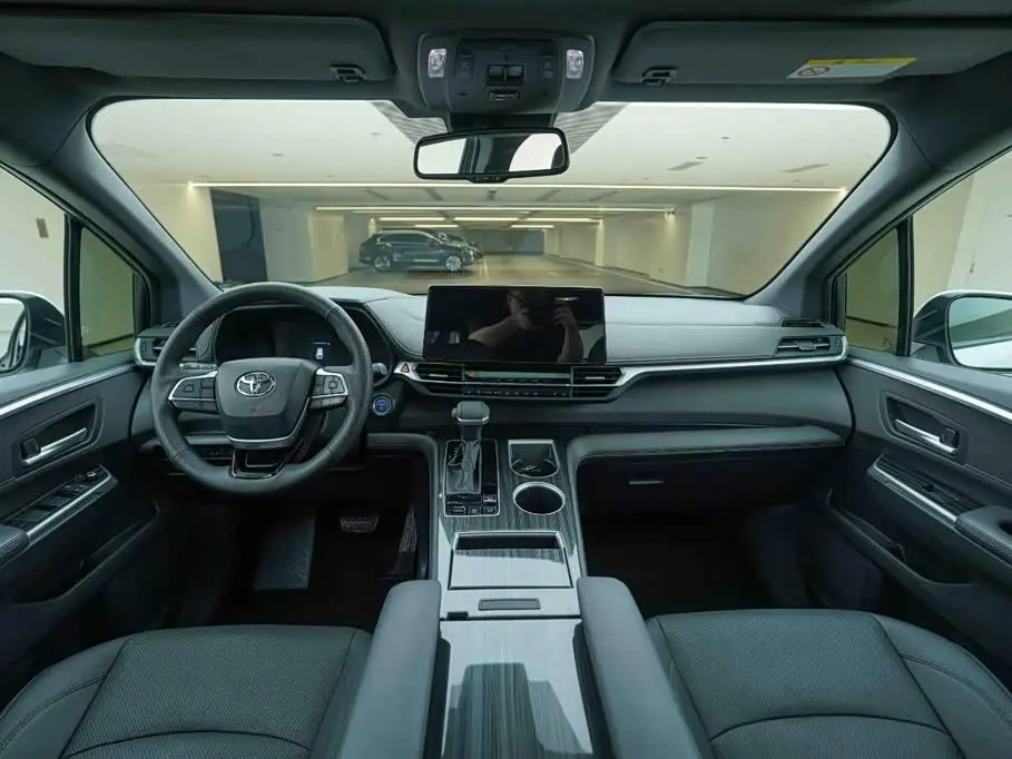 Toyota Sienna 2023 — Photo 18/19
