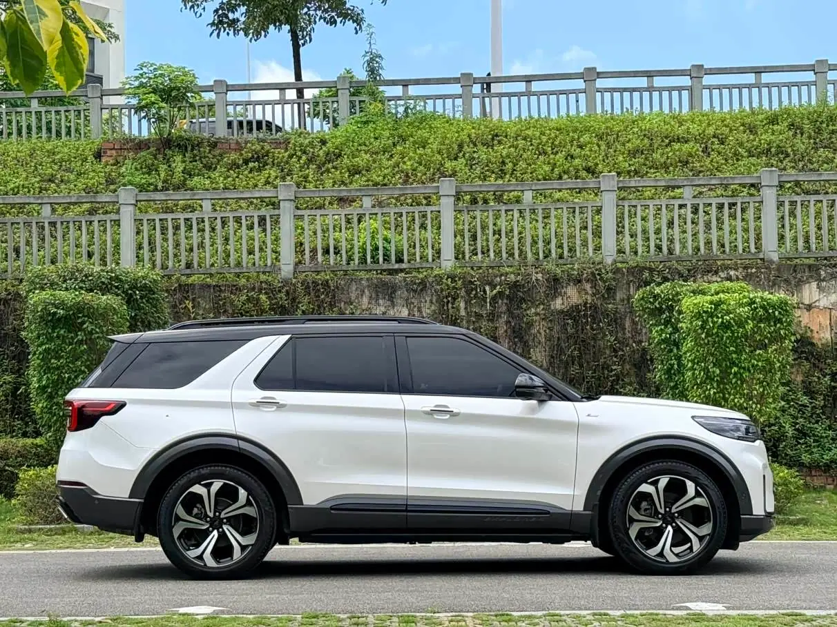 Ford Explorer 2023 — Photo 4/18