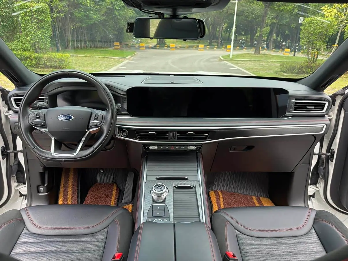 Ford Explorer 2023 — Photo 8/18