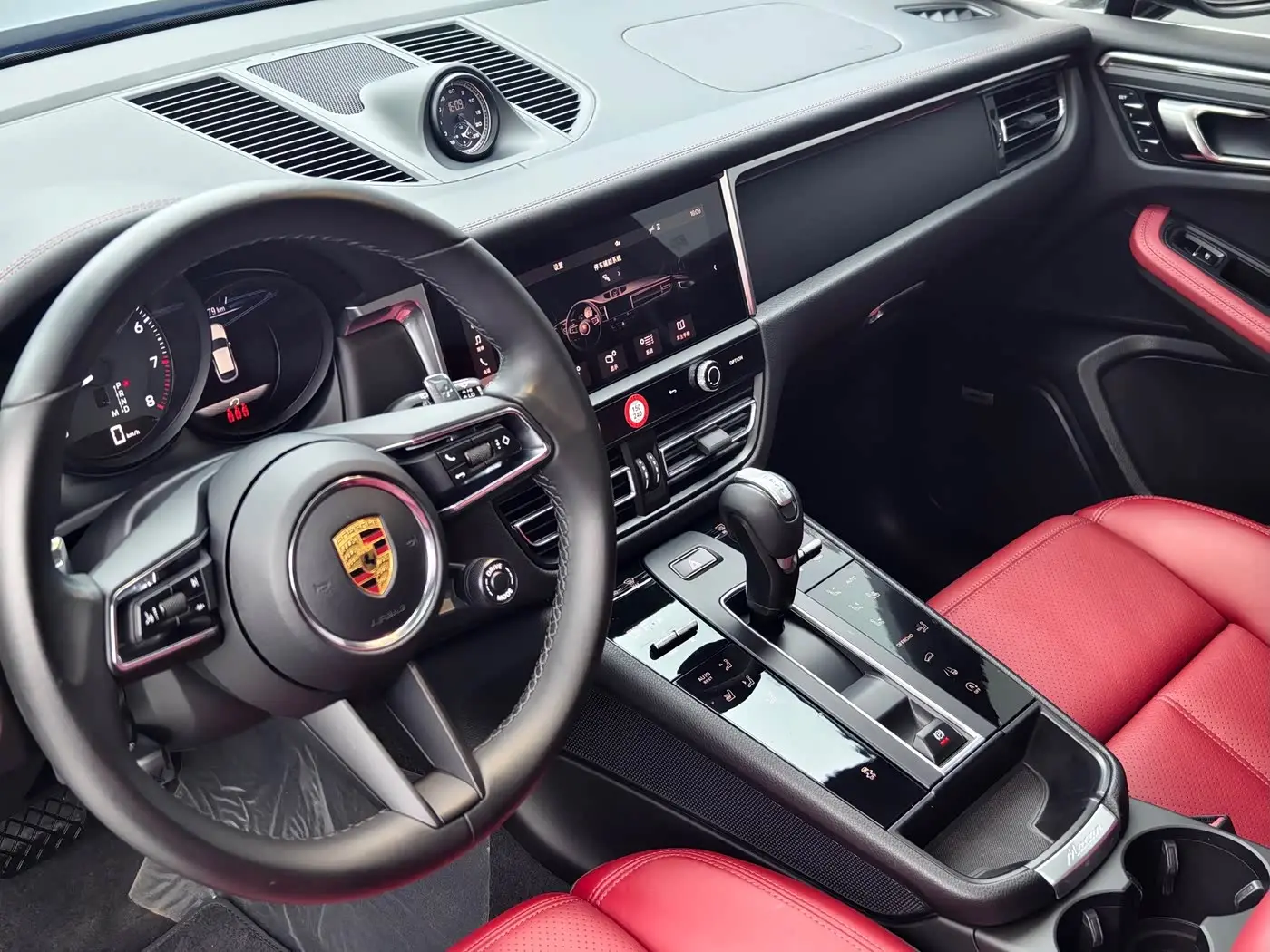 Porsche Macan 2022 — Photo 9/18