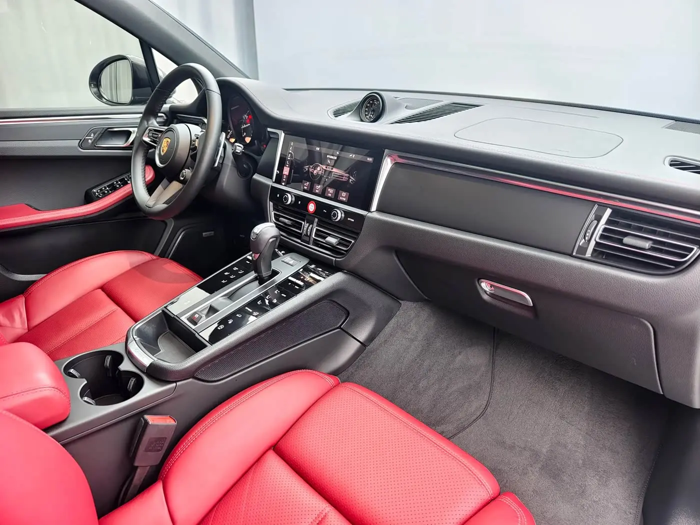 Porsche Macan 2022 — Photo 16/18