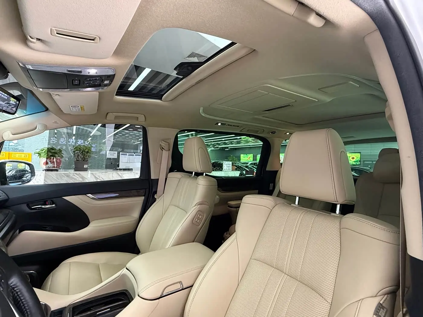 Toyota Alphard 2022 — Photo 15/20
