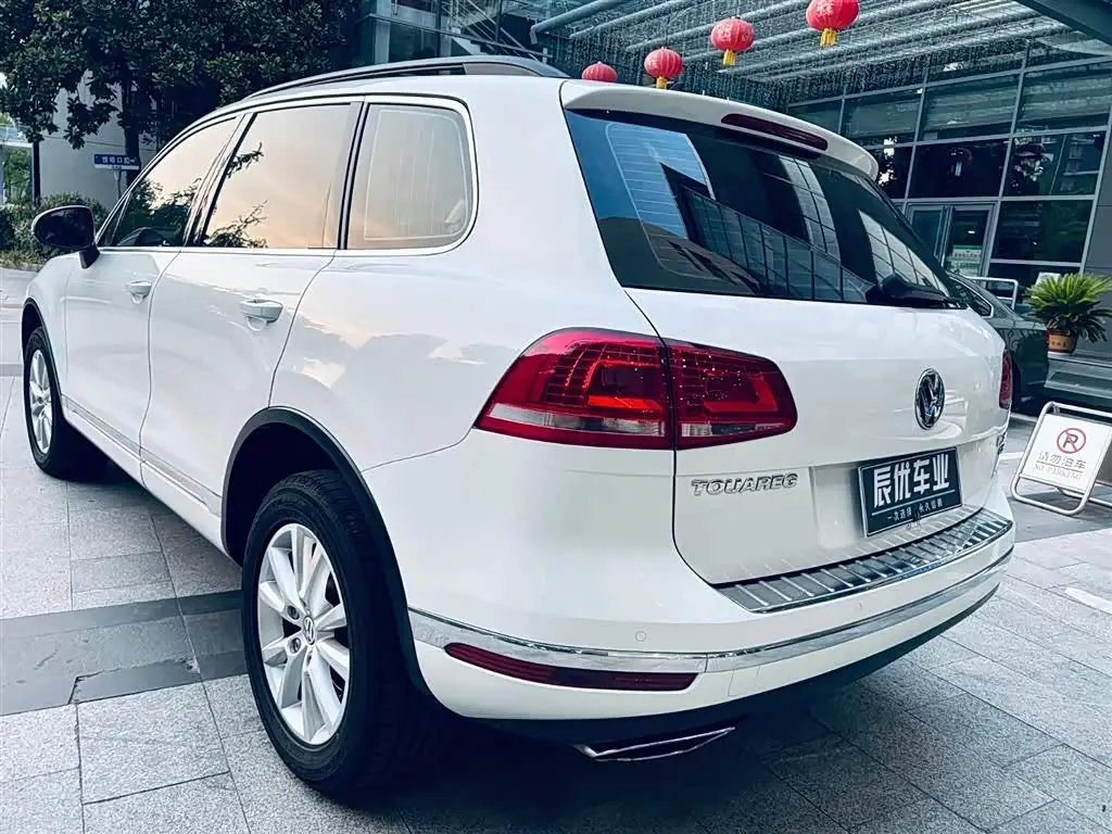 Volkswagen Touareg 2016 — ფოტო 7/17