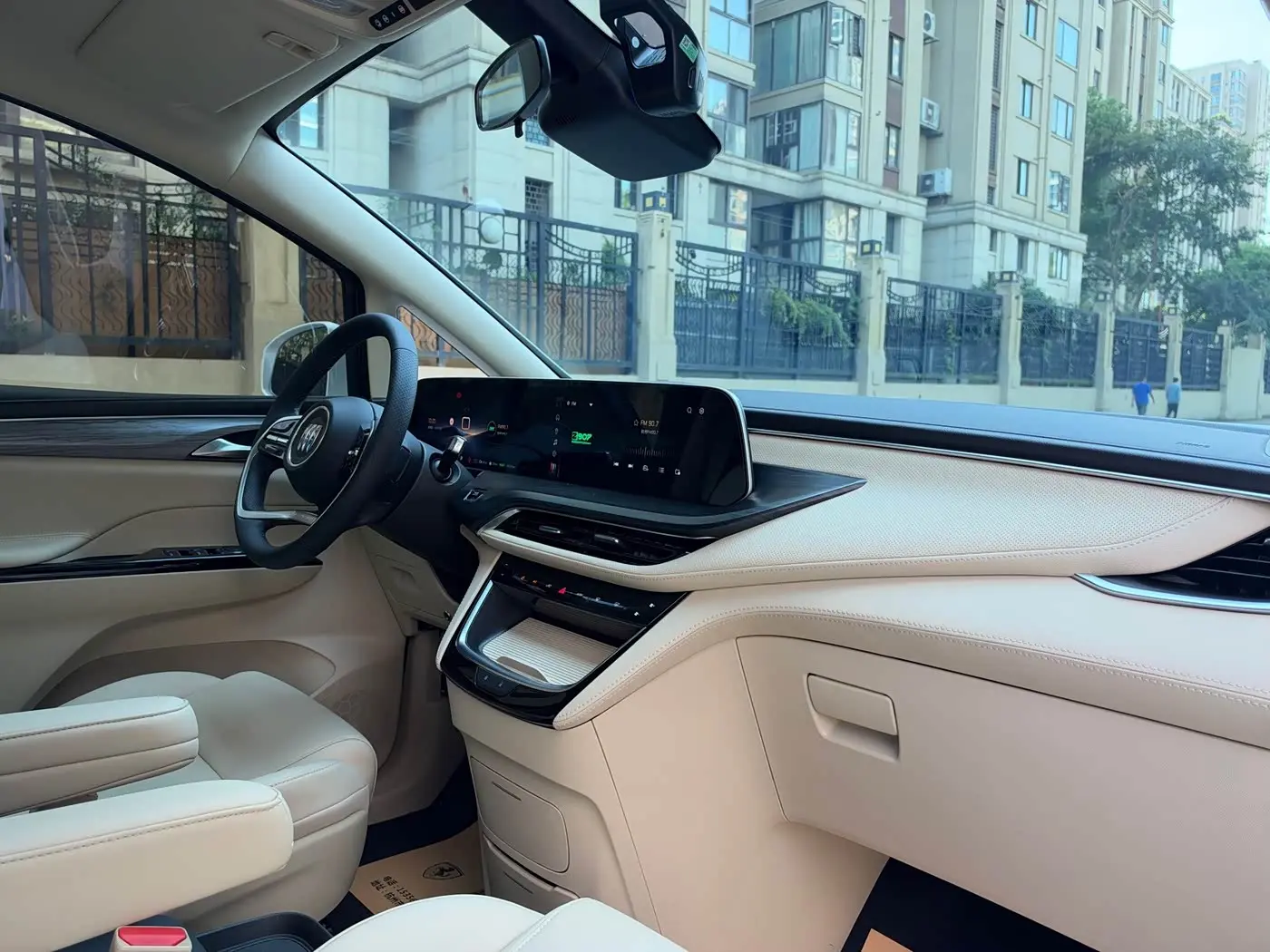 Buick GL8 New Energy 2025 — Photo 7/17
