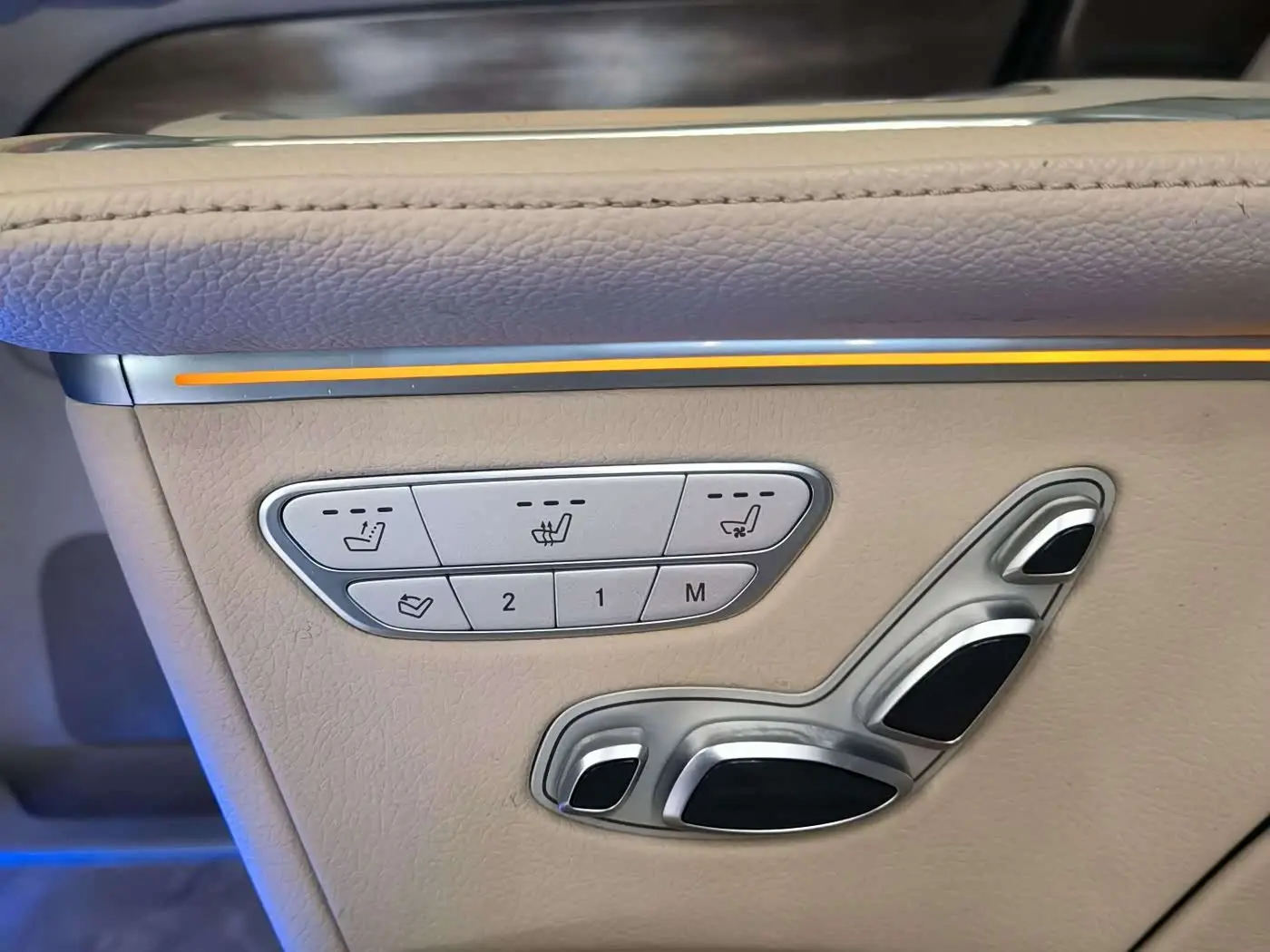 Mercedes-Benz V-Class 2023 — Photo 10/16