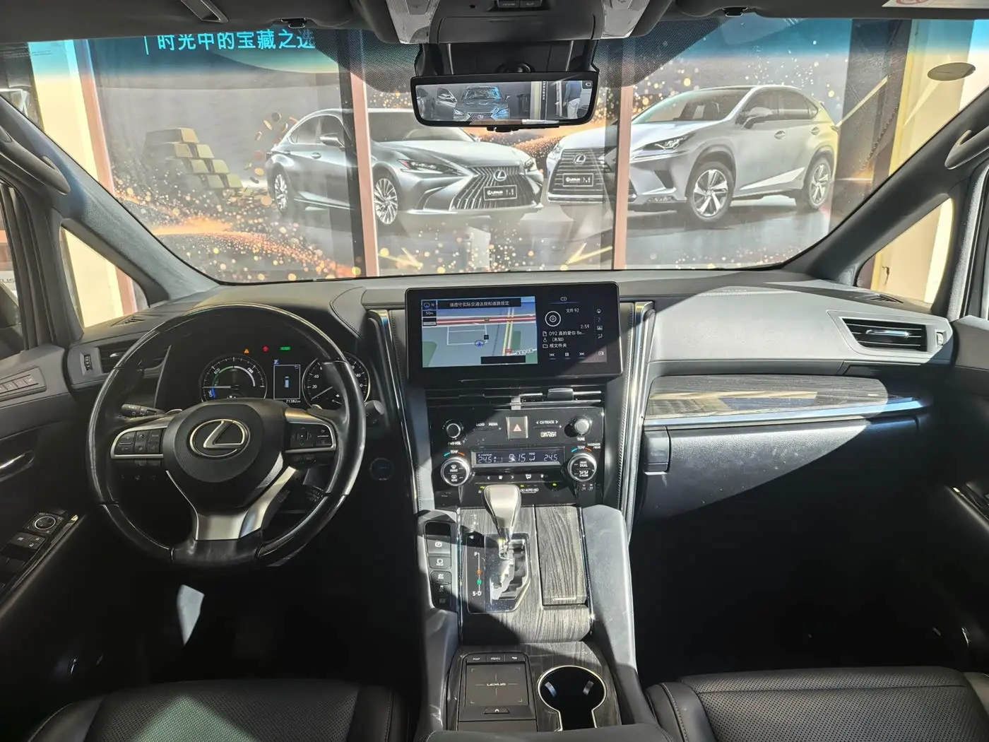 Lexus LM 2023 — Photo 4/11