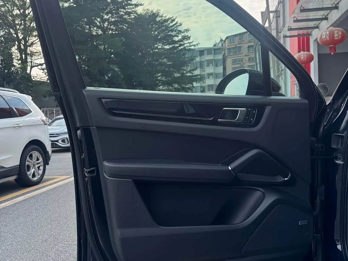 Porsche Cayenne 2021 — Photo 8/20