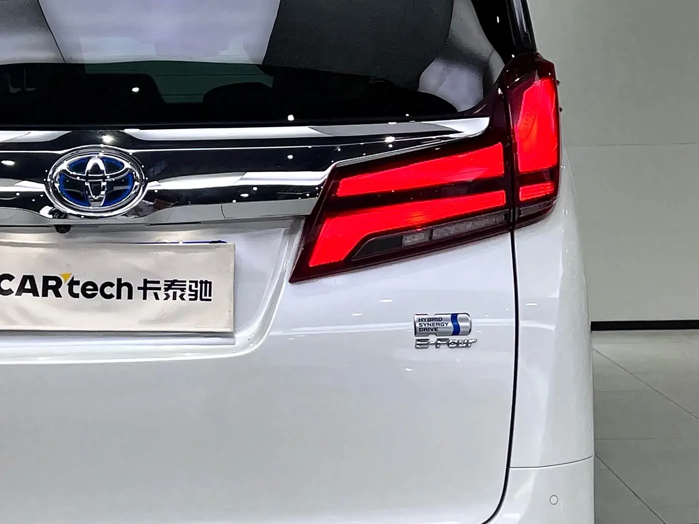 Toyota Alphard 2023 — Photo 15/20