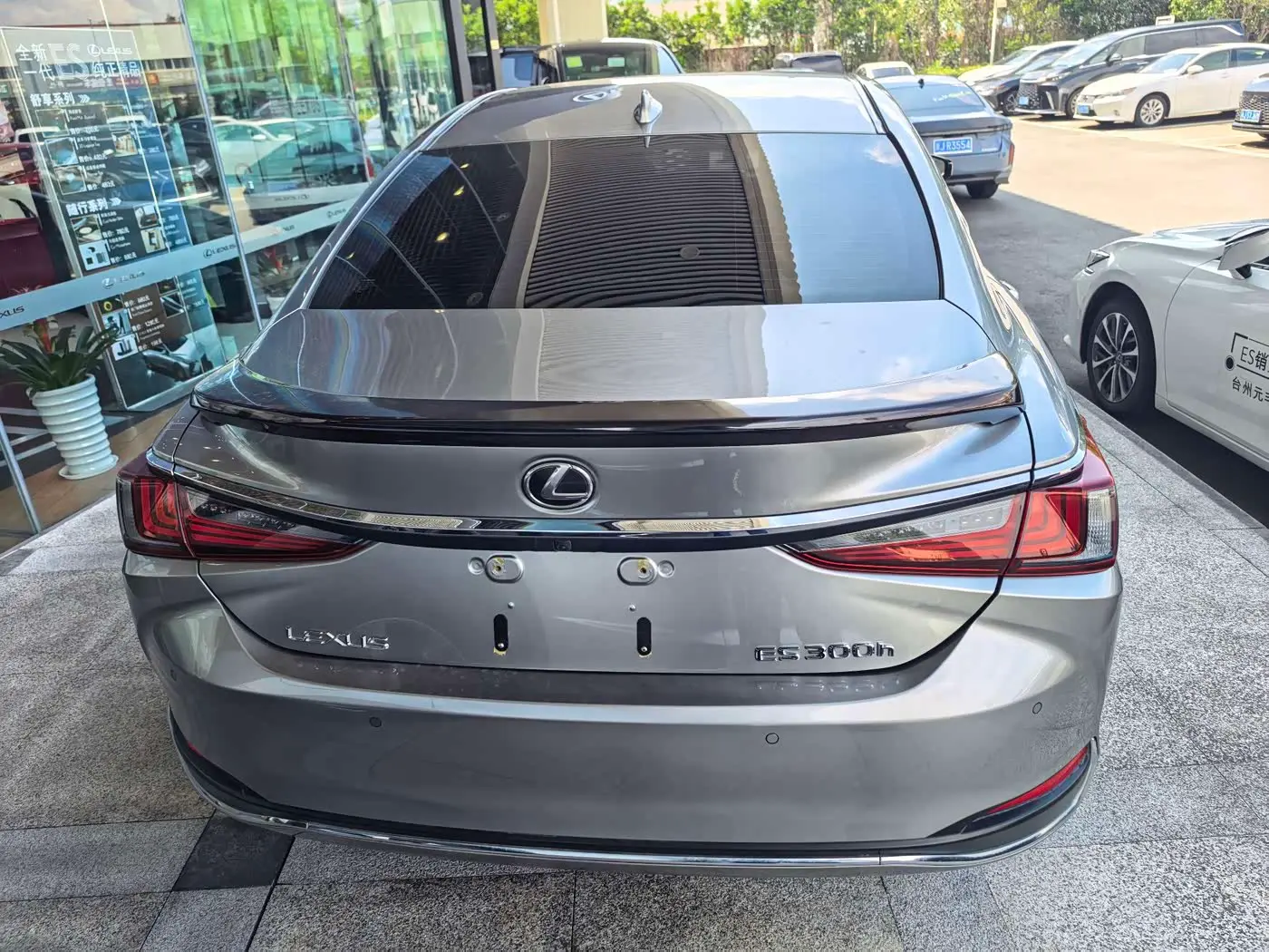Lexus ES 2024 — Фото 10/10