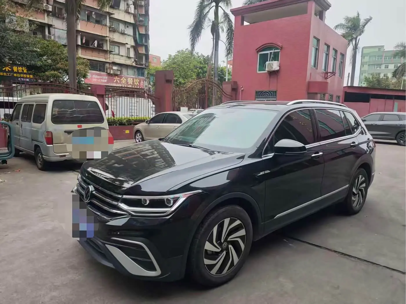 Volkswagen Tiguan L 2024 — Photo 1/8