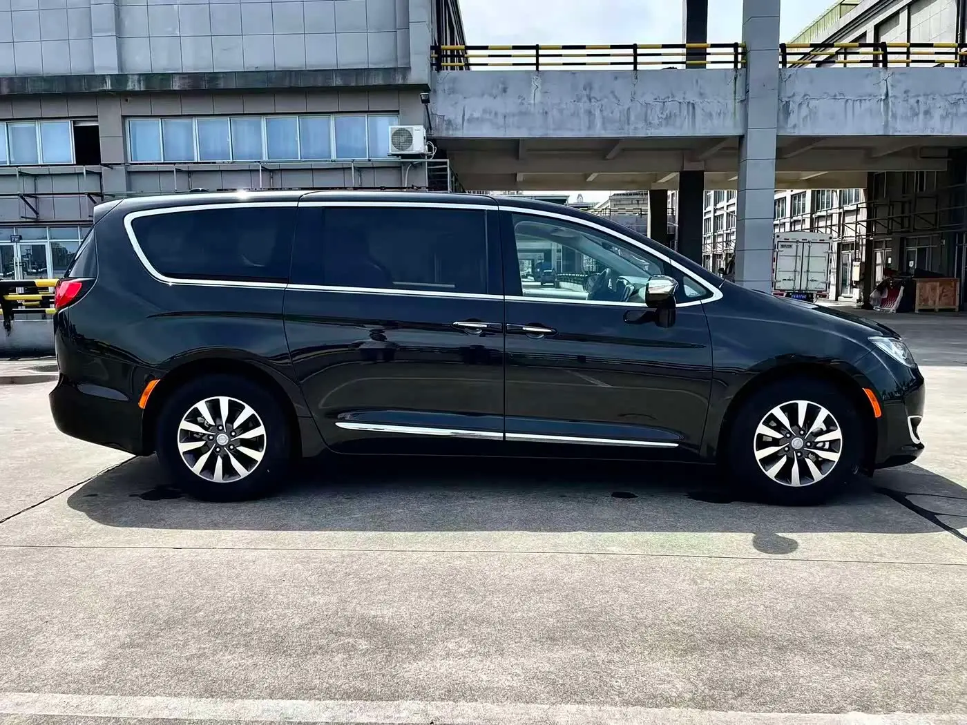 Chrysler Grand Caravan PHEV 2025 — Şəkil 4/20