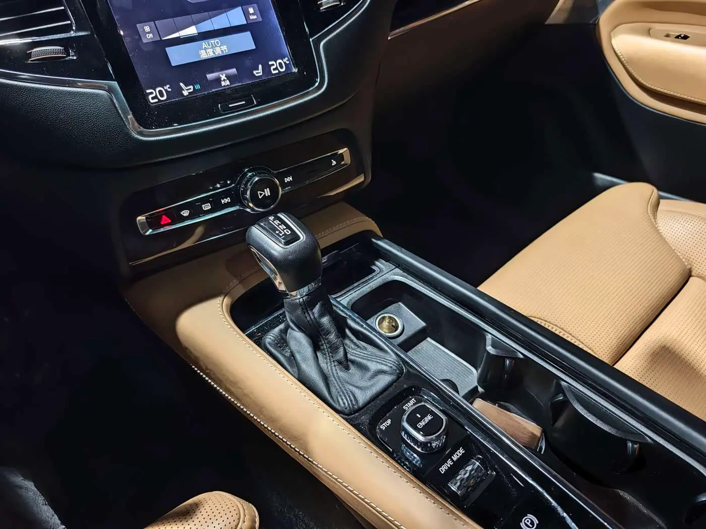 Volvo XC90 2017 — Photo 9/20