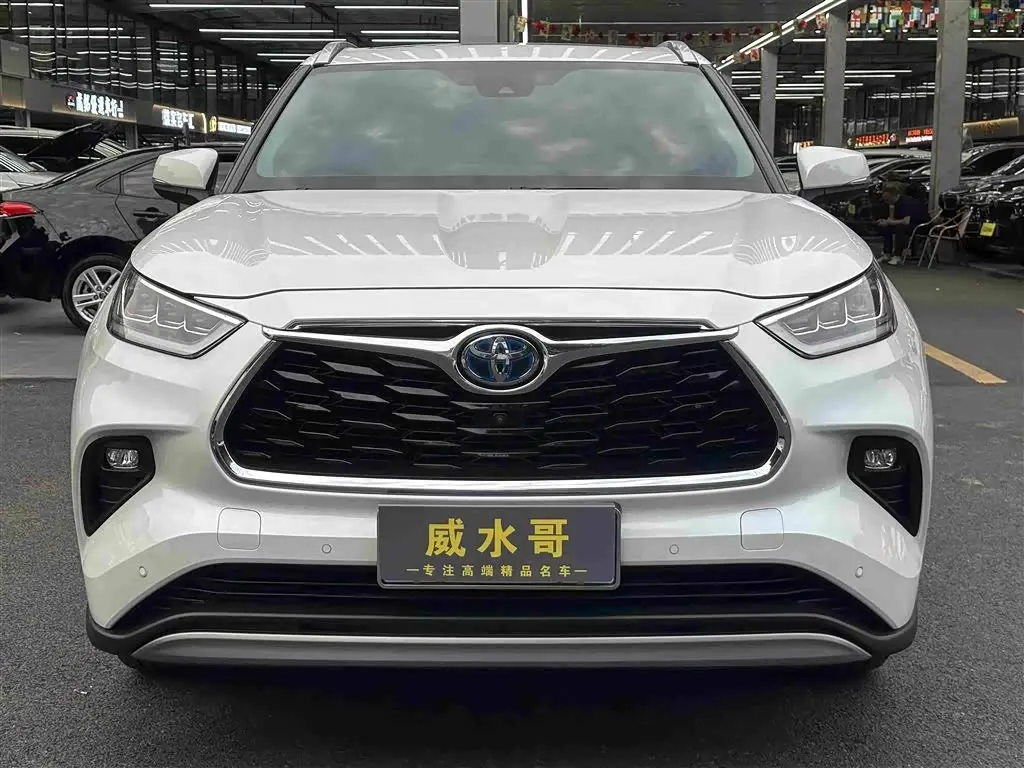 Toyota Highlander 2022 — Фото 2/20