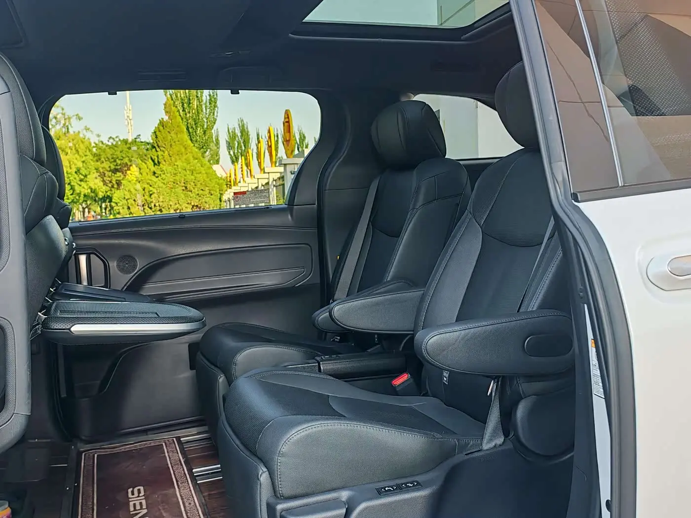 Toyota Sienna 2023 — Photo 8/11