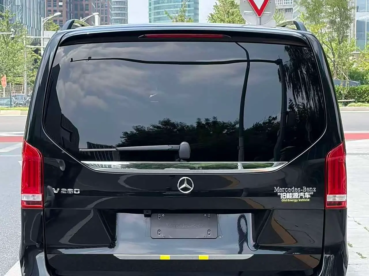 Mercedes-Benz V-Class 2022 — Фото 17/19