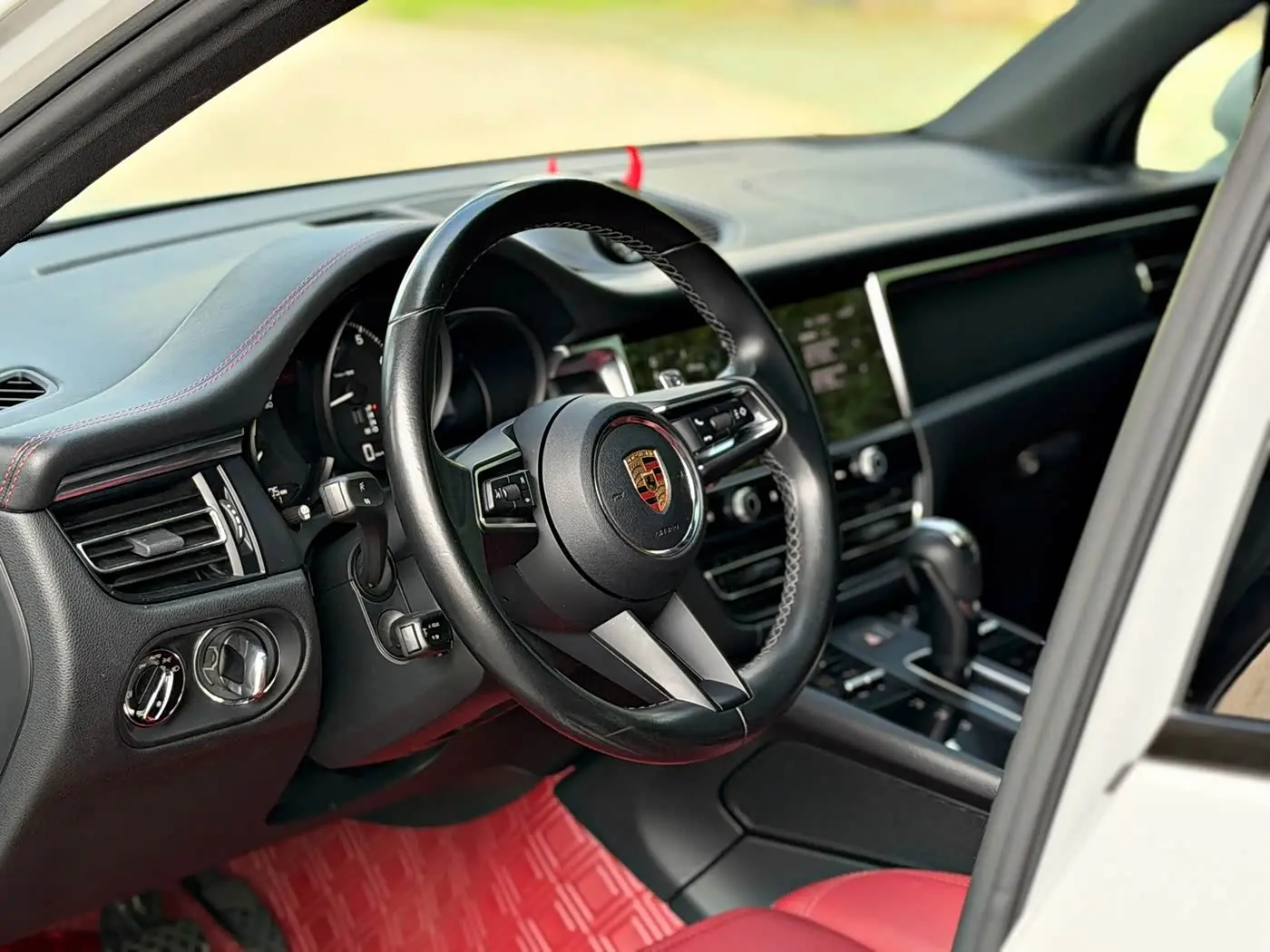 Porsche Macan 2022 — ფოტო 4/20