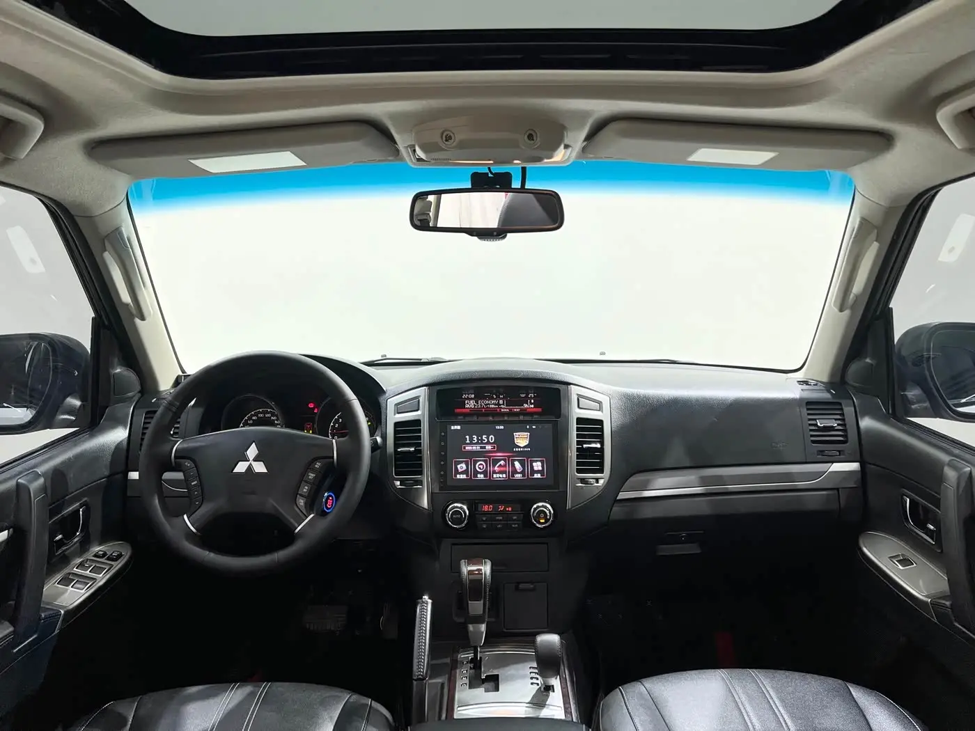 Mitsubishi Pajero 2018 — Photo 11/20