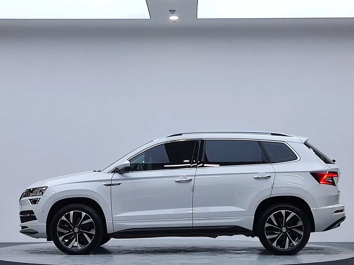 Škoda Karoq 2023 — Фото 5/19