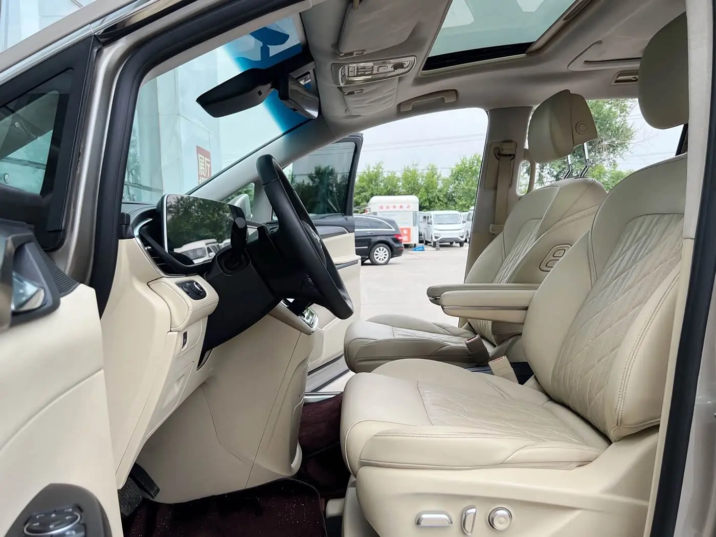 Buick GL8 2023 — Photo 15/20