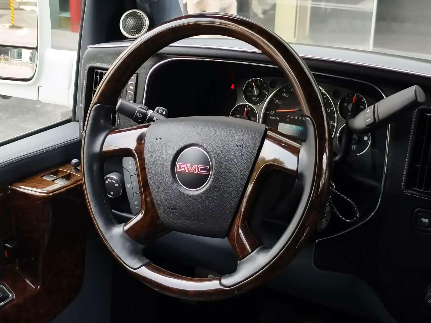 GMC Savana 2018 — Photo 9/20